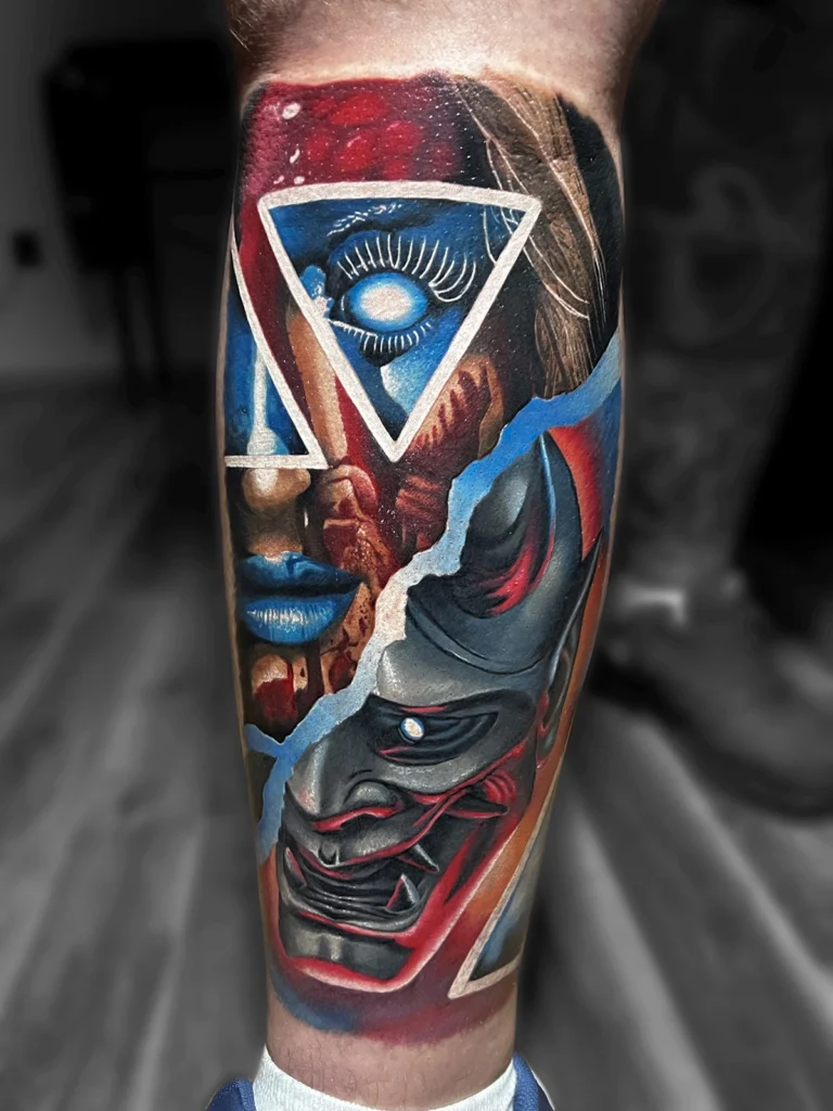 Autorski kolorowy tatuaż przedstawiający surrealistyczną kompozycję z maską Oni, kobiecym portretem i geometrycznymi elementami wykonany przez Bartka w Studio Fortuna Tattoo w Warszawie.