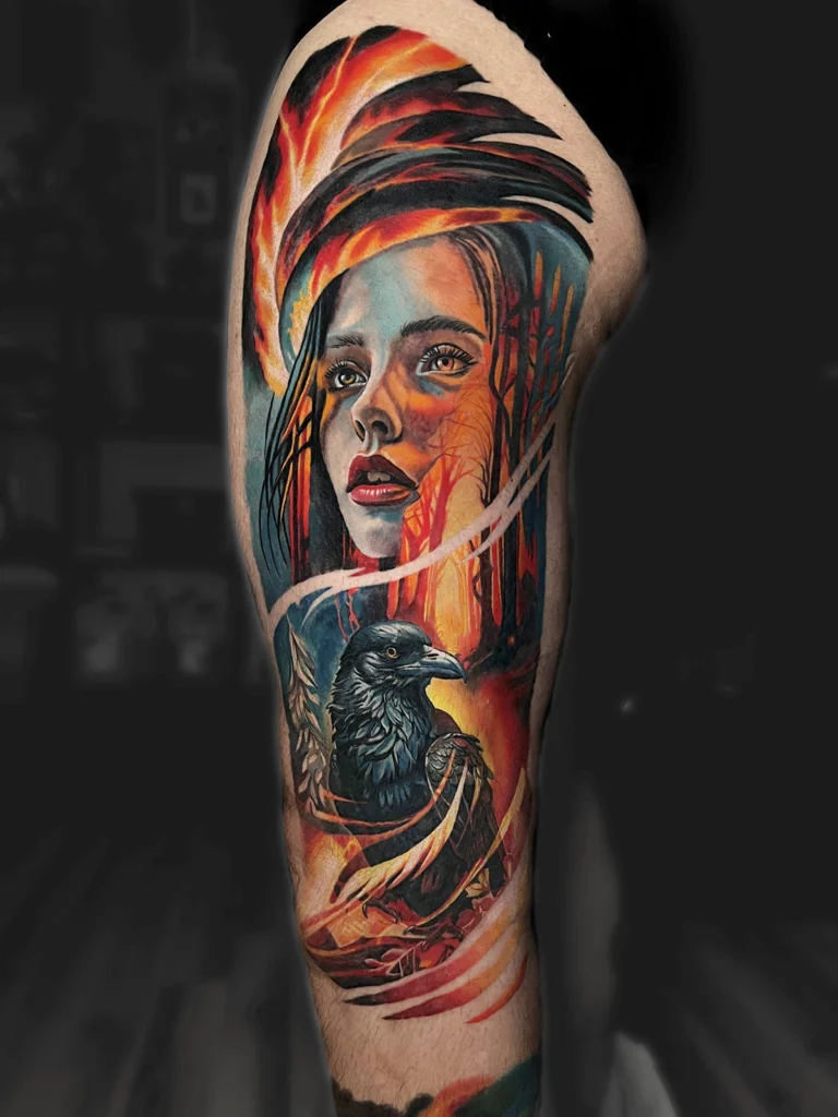 Autorski kolorowy realistyczny tatuaż przedstawiający portret kobiety i kruka wykonany przez Bartka w Studio Fortuna Tattoo w Warszawie.
