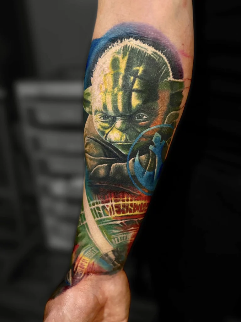 Kolorowy realistyczny tatuaż przedstawiający mistrza Yodę z uniwersum Star Wars wykonany przez Bartka w Studio Fortuna Tattoo w Warszawie.