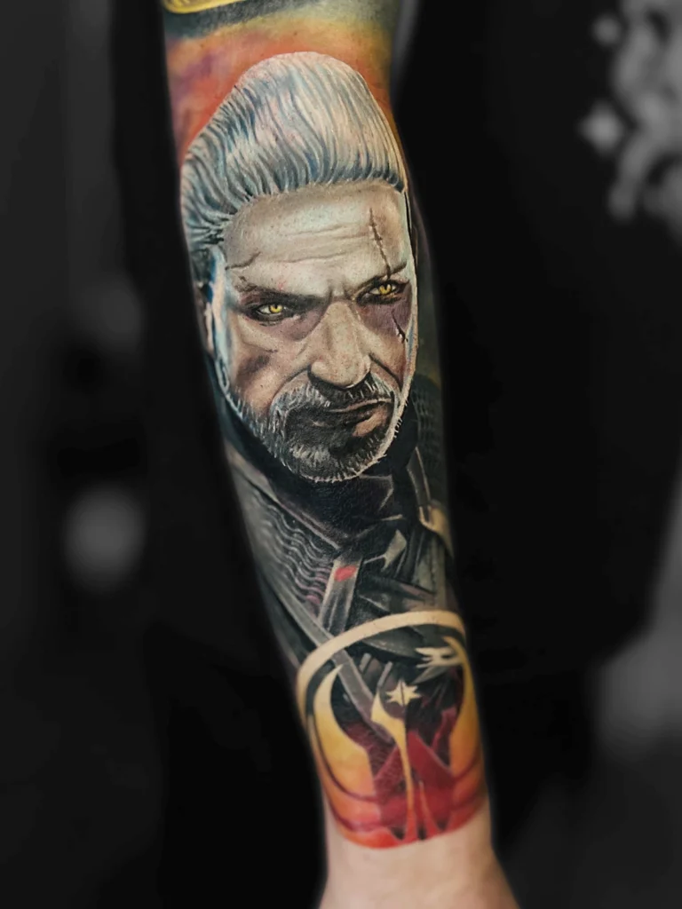Kolorowy realistyczny tatuaż przedstawiający Geralta z Rivii z gry i serii Wiedźmin wykonany przez Bartka w Studio Fortuna Tattoo w Warszawie.