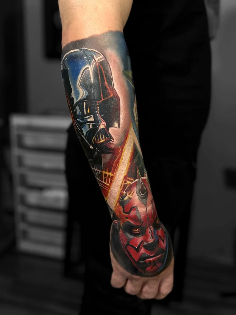 Kolorowy realistyczny tatuaż przedstawiający Dartha Vadera i Dartha Maula z uniwersum Star Wars wykonany przez Bartka w Studio Fortuna Tattoo w Warszawie.
