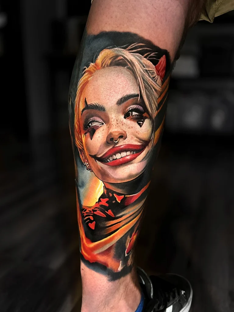 Kolorowy realistyczny tatuaż przedstawiający Harley Quinn inspirowaną uniwersum DC Comics wykonany przez Bartka w Studio Fortuna Tattoo w Warszawie.