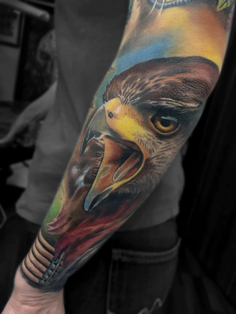 Kolorowy realistyczny tatuaż przedstawiający orła w locie wykonany przez Bartka w Studio Fortuna Tattoo w Warszawie.