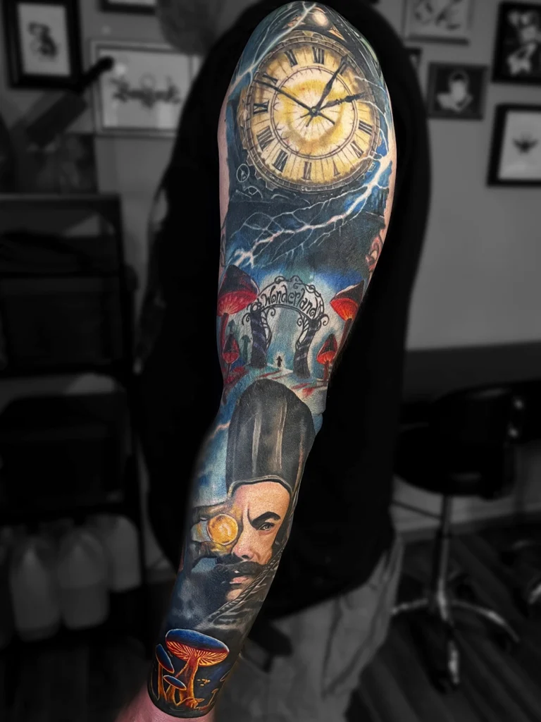 Kolorowy realistyczny rękaw inspirowany Alicją w Krainie Czarów z zegarem, Wonderland i surrealistycznymi motywami wykonany przez Bartka w Studio Fortuna Tattoo w Warszawie.
