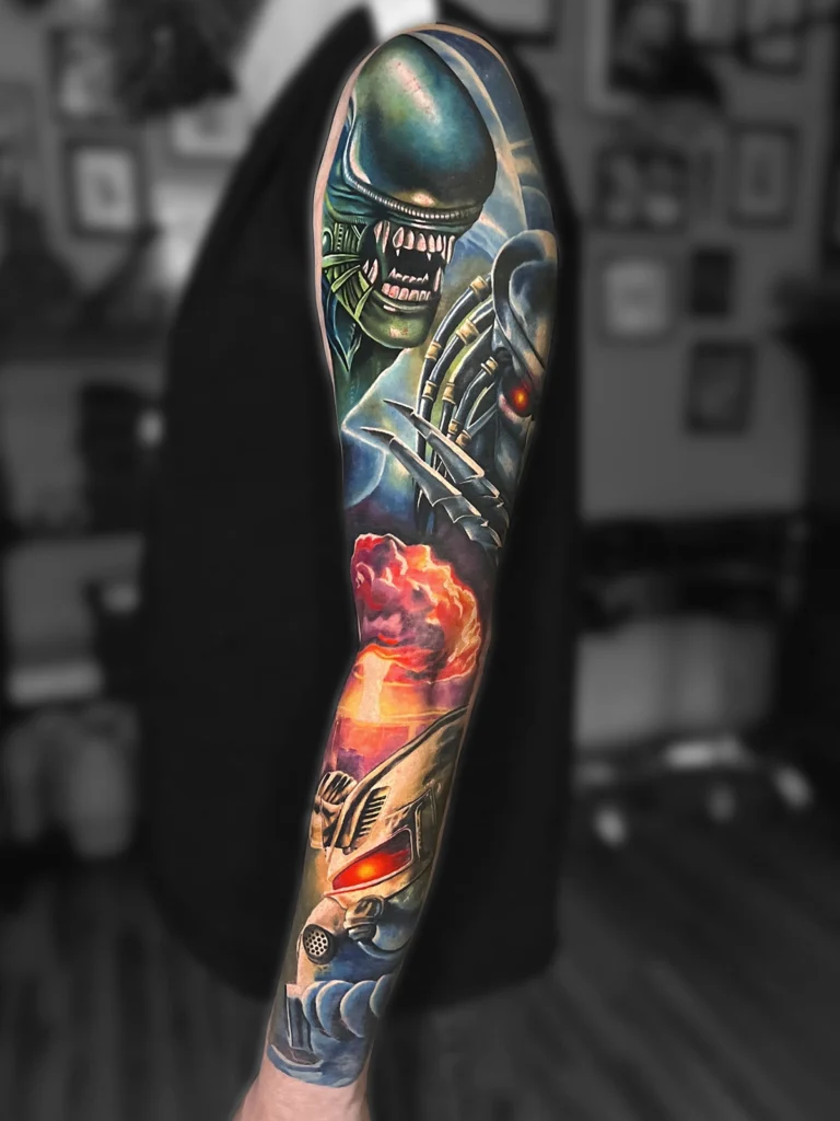 Kolorowy realistyczny tatuaż rękawa przedstawiający Xenomorpha z filmu Alien oraz Terminatora wykonany przez Bartka w Studio Fortuna Tattoo w Warszawie.
