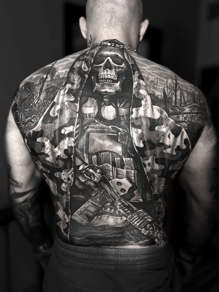 Realistyczny tatuaż na plecach przedstawiający Ponurego Żniwiarza z karabinem wykonany przez Bartka w Studio Fortuna Tattoo w Warszawie.