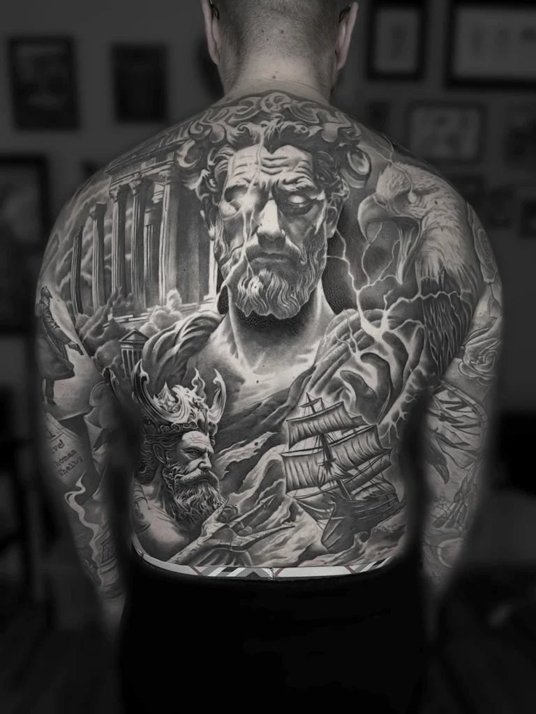Realistyczny tatuaż na plecach przedstawiający Zeusa, Posejdona, orła i antyczną architekturę wykonany przez Bartka w Studio Fortuna Tattoo w Warszawie.