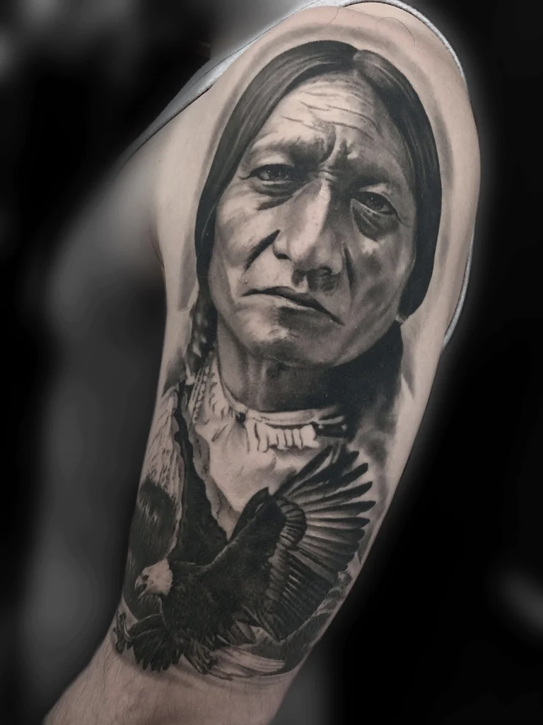 Realistyczny tatuaż przedstawiający portret wodza Indian oraz lecącego orła wykonany przez Bartka w Studio Fortuna Tattoo w Warszawie.