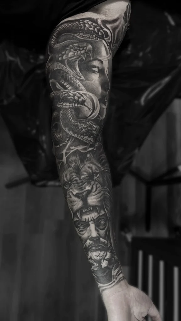 Tatuaż realistyczny black & grey przedstawiający Meduzę, węże, tygrysa i Zeusa wykonany jako rękaw przez Bartka Fortunę w Warszawie.