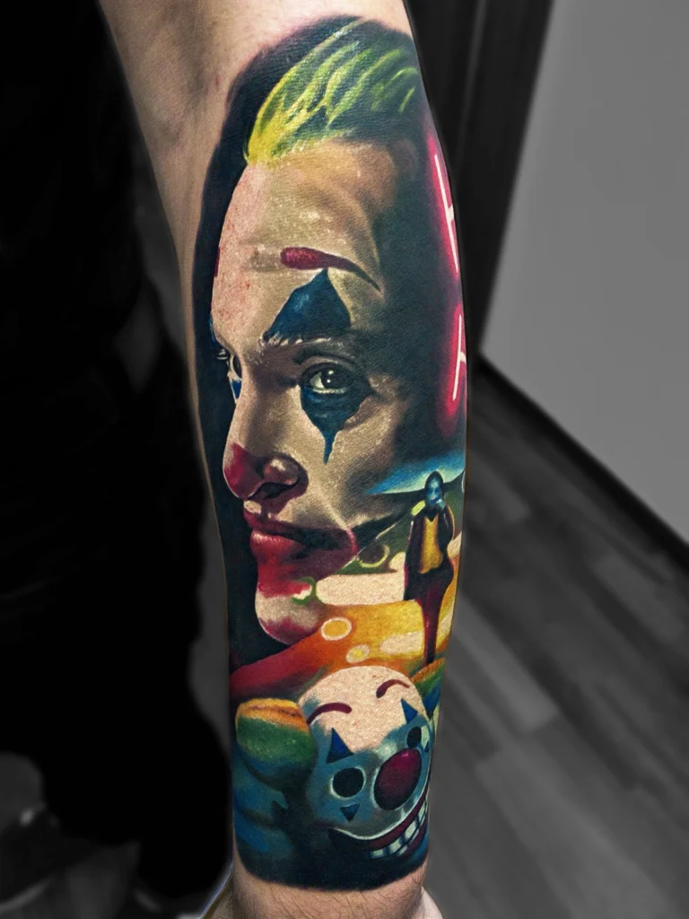 Kolorowy tatuaż realistyczny przedstawiający portret Jokera na przedramieniu wykonany w Studio Fortuna Tattoo Warszawa Żoliborz.